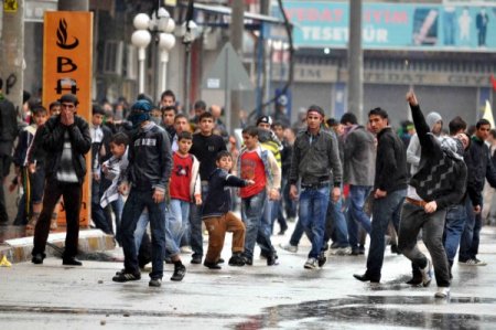 Mersin 'De Nevruz Mitingi Sonrası Göstericiler Polise Saldırdı