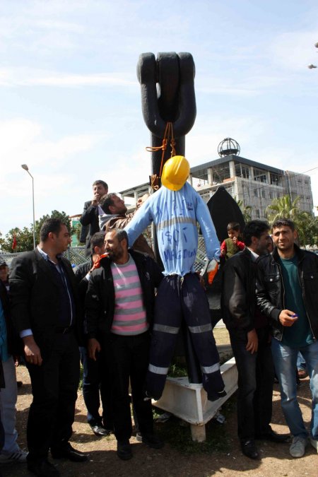 Mersin Limanı'nda kuklalı eylem