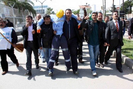 Mersin Limanı'nda kuklalı eylem