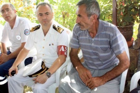 Mersin şehidine ağlıyor