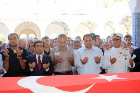 Mersin şehidini dualarla uğurladı