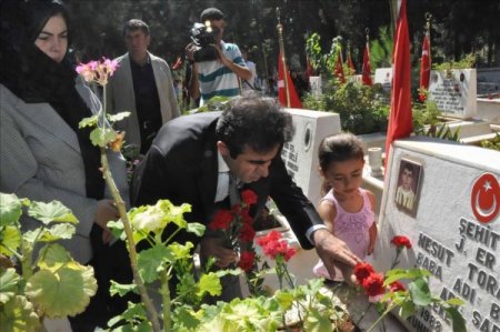 Mersin Şehitliği'nde Hüzünlü Bayramlaşma