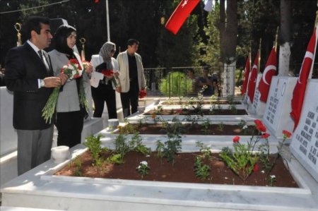 Mersin Şehitliği'nde Hüzünlü Bayramlaşma