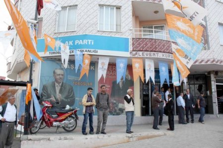 Mersin’de Ak Parti İlçe Binasına Ses Bombası Atıldı