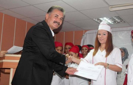 Mersin'de aşçılık ve servis hizmeti elemanı kursiyerlerine sertifika verildi