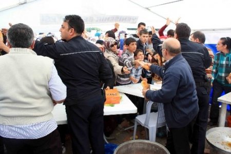 Mersin'de balık ekmek izdihamında kadınlarla çocuklar birbirini ezdi