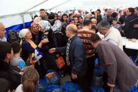 Mersin'de balık ekmek izdihamında kadınlarla çocuklar birbirini ezdi