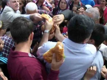 Mersin'de balık ekmek izdihamında kadınlarla çocuklar birbirini ezdi