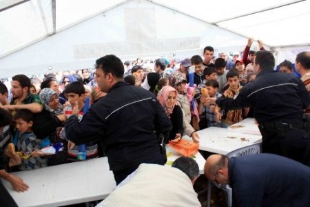 Mersin'de balık ekmek izdihamında kadınlarla çocuklar birbirini ezdi