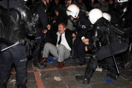 Mersin’de Bdp’lilerin Oturma Eylemine Polis Müdahale Etti: 84 Gözaltı