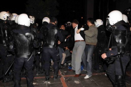 Mersin’de Bdp’lilerin Oturma Eylemine Polis Müdahale Etti: 84 Gözaltı