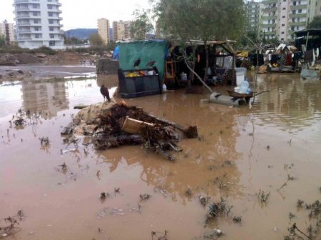 Mersin'de bir çok ev ve işyeri su altında kaldı