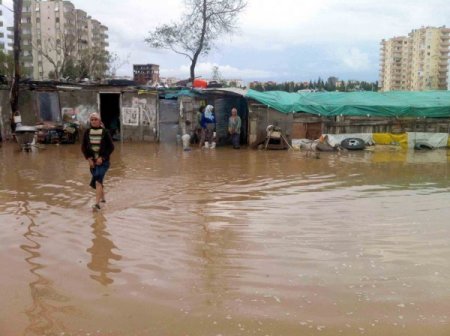 Mersin'de bir çok ev ve işyeri su altında kaldı