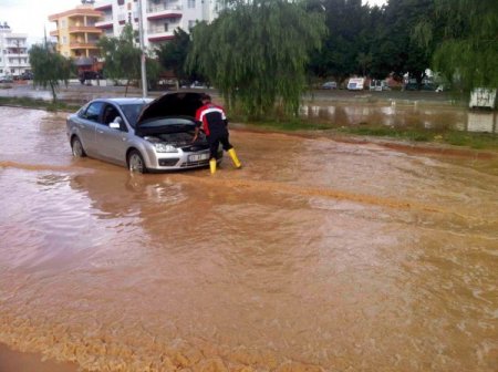 Mersin'de bir çok ev ve işyeri su altında kaldı