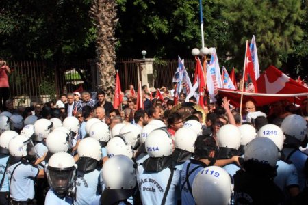 Mersin'de CHP'liler ile polis arasında arbede çıktı