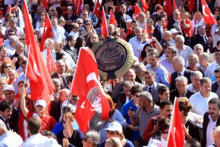 Mersin'de CHP'liler ile polis arasında arbede çıktı