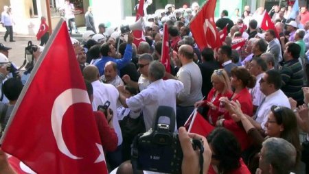 Mersin'de CHP'liler ile polis arasında arbede çıktı