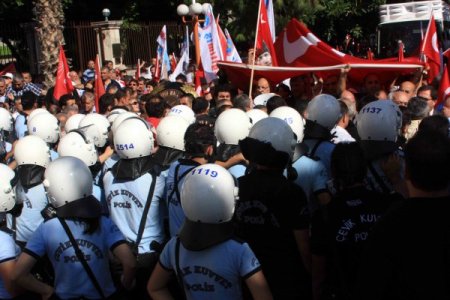 Mersin'de CHP'liler ile polis arasında arbede çıktı