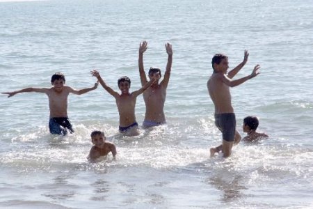 Mersin'de Çocuklar Güneşli Günde Denize Girdi