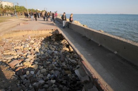 Mersin'de Doldurulan Sahili Dalgalar Çökertti