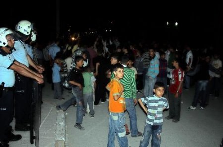 Mersin'de Gaz Bombası Gerginliği: 1 Polis Yaralandı