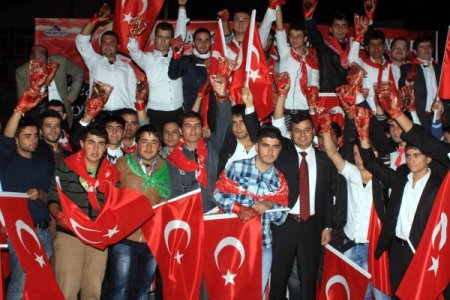 Mersin'de gençler askere cevşenle uğurlandı