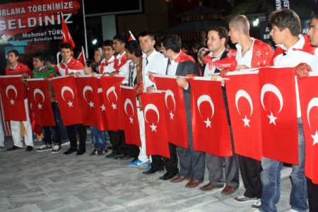 Mersin'de gençler askere cevşenle uğurlandı