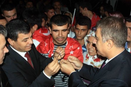 Mersin'de gençler askere cevşenle uğurlandı