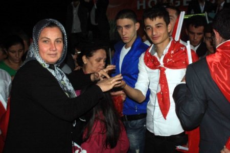 Mersin'de gençler askere cevşenle uğurlandı