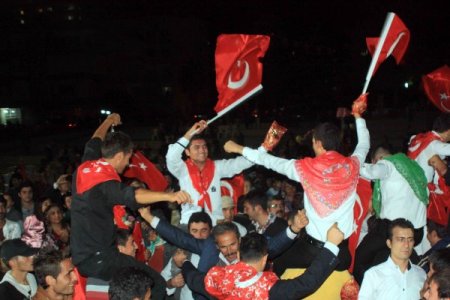 Mersin'de gençler askere cevşenle uğurlandı