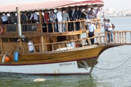 Mersin'de Kabotaj Bayramı Kutlamasında Denize Çelenk Bırakıldı