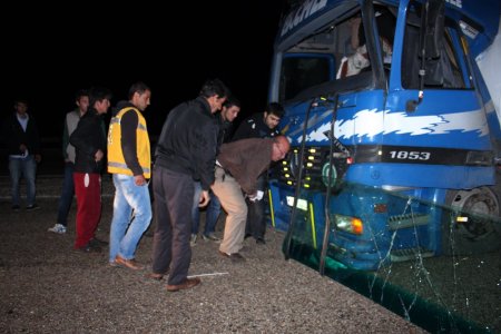 Mersin'de karbondioksit gazı dolu tanker yola devrildi