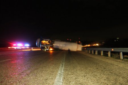 Mersin'de karbondioksit gazı dolu tanker yola devrildi