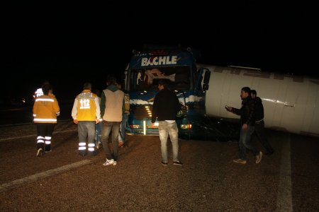 Mersin'de karbondioksit gazı dolu tanker yola devrildi