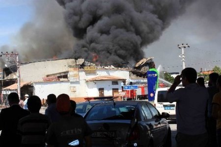 Mersin'de oto yedek parçacıda çıkan yangın korkuttu