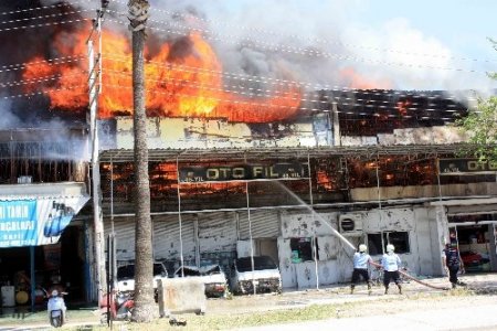 Mersin'de oto yedek parçacıda çıkan yangın korkuttu