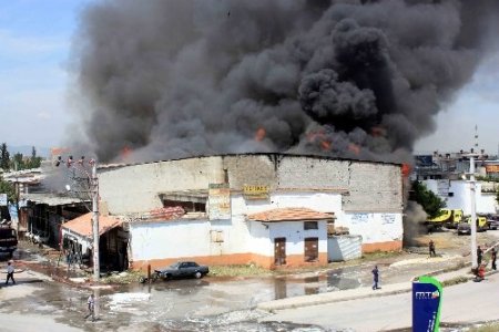 Mersin'de oto yedek parçacıda çıkan yangın korkuttu