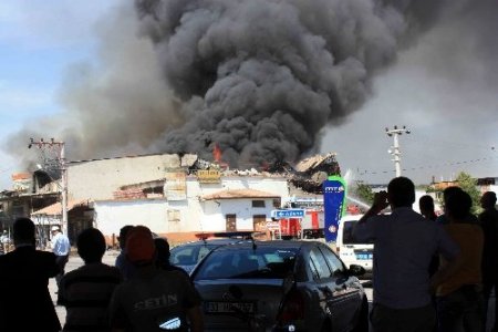 Mersin'de oto yedek parçacıda çıkan yangın korkuttu