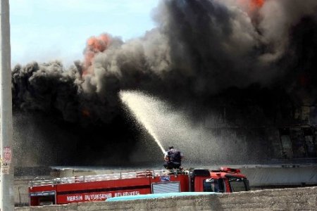 Mersin'de oto yedek parçacıda çıkan yangın korkuttu