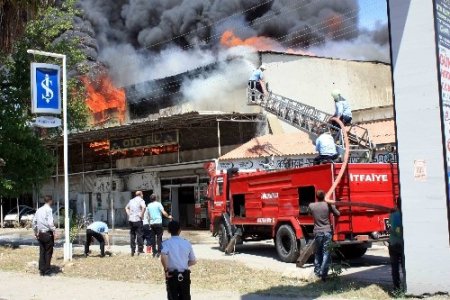 Mersin'de oto yedek parçacıda çıkan yangın korkuttu