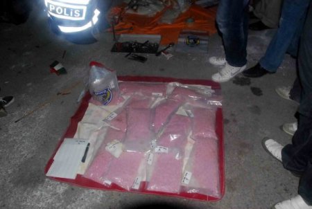 Mersin’de Otomobil Çamurluğundan 150 Bin Adet Uyuşturucu Hap Ele Geçirildi