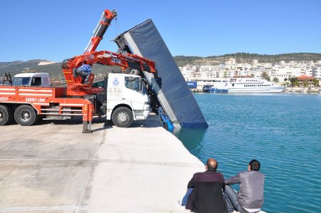 Mersin'de rüzgar TIR'ı denize uçurdu