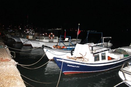 Mersin'de rüzgar TIR'ı denize uçurdu