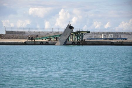 Mersin'de rüzgar TIR'ı denize uçurdu