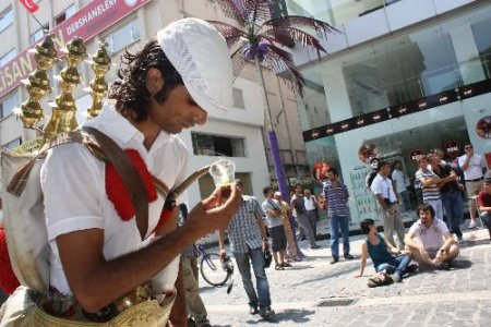 Mersin'de Savaş Karşıtları Barış İçin Zamanı Durdurdu