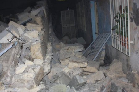 Mersin’de terk edilmiş iki katlı bina çöktü