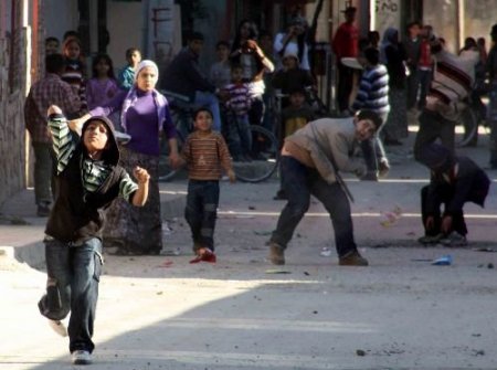 Mersin'de Terör Örgütü Yandaşları Polise Taş Yağdırdı