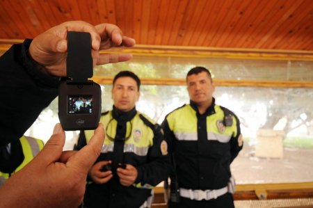 Mersin'de trafik polisleri denetimlerde yaka kamerası kullanıyor
