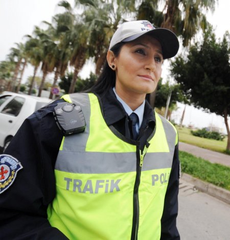 Mersin'de trafik polisleri denetimlerde yaka kamerası kullanıyor