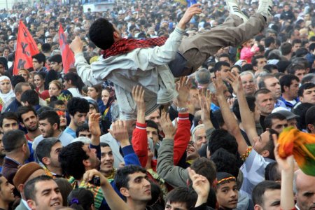 Mersin'deki Nevruz kutlamalarında Öcalan posterleri açıldı